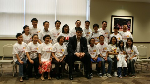 那年四月，六百人围住姚明：回忆2011年那场令人难忘的球迷见面会